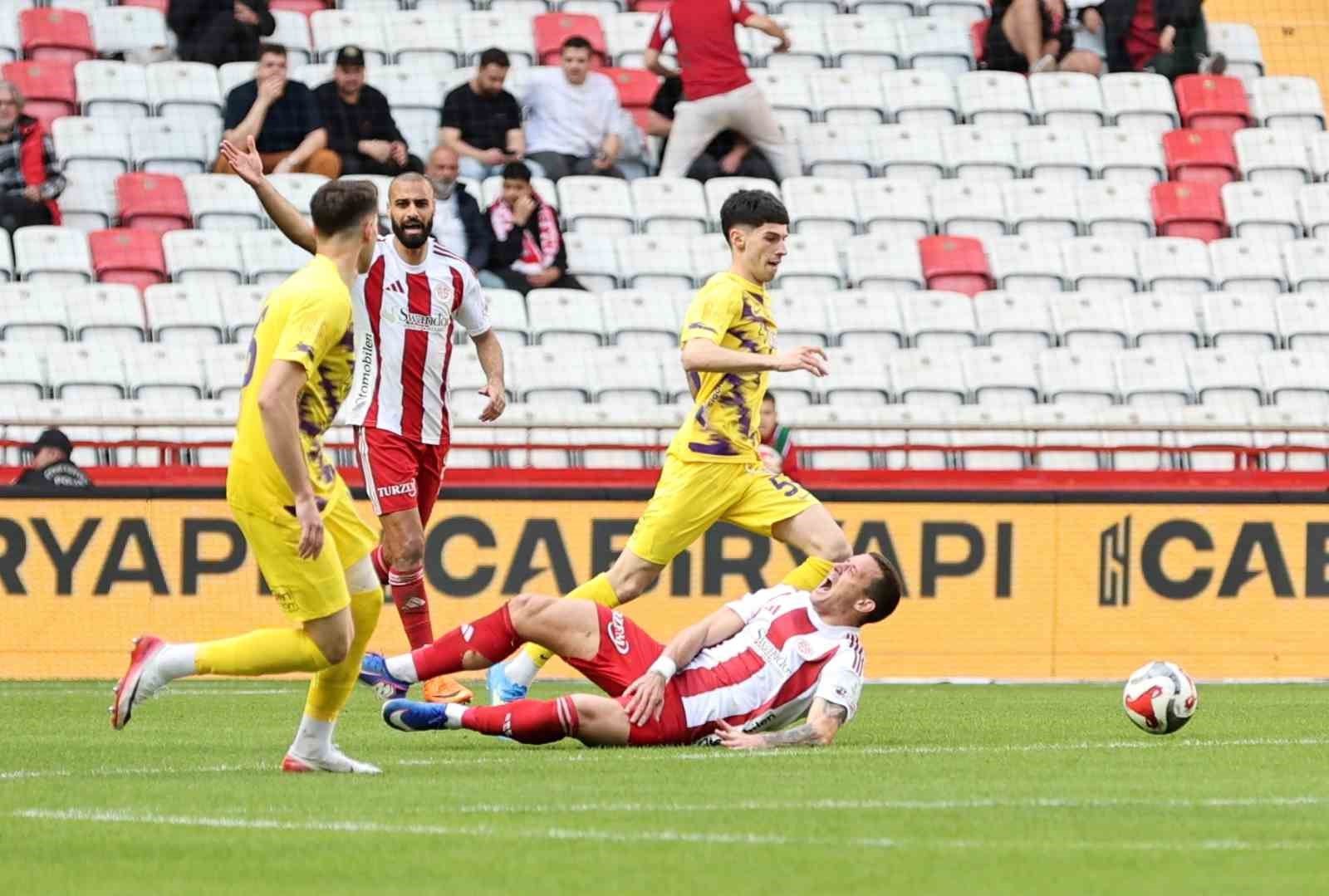 Trendyol Süper Lig: Antalyaspor: 0 - Eyüpspor: 0 (İlk yarı)
