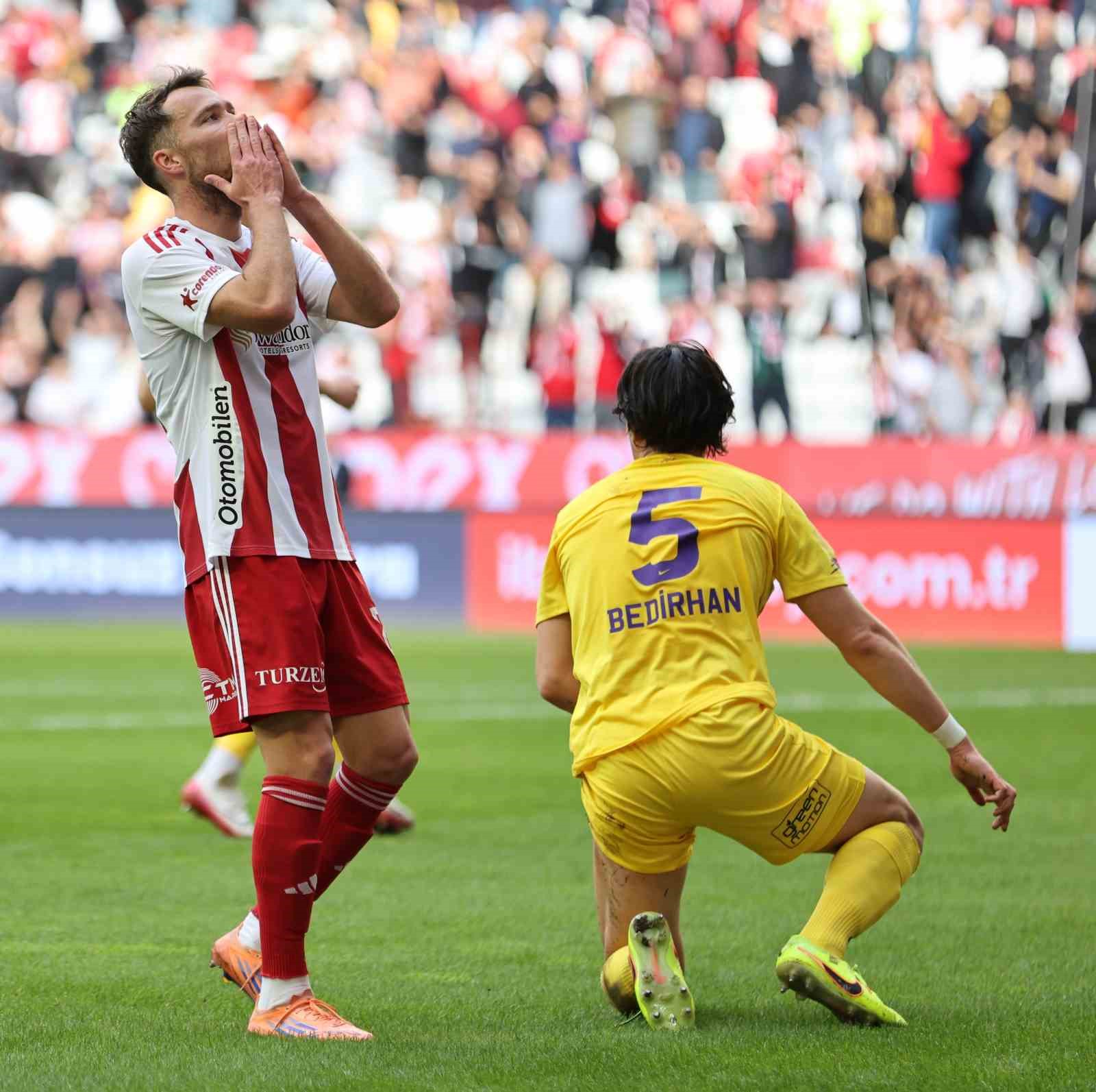 Trendyol Süper Lig: Antalyaspor: 0 - Eyüpspor: 0 (İlk yarı)
