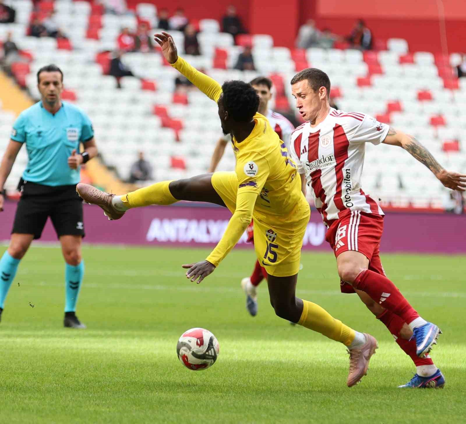 Trendyol Süper Lig: Antalyaspor: 0 - Eyüpspor: 0 (İlk yarı)
