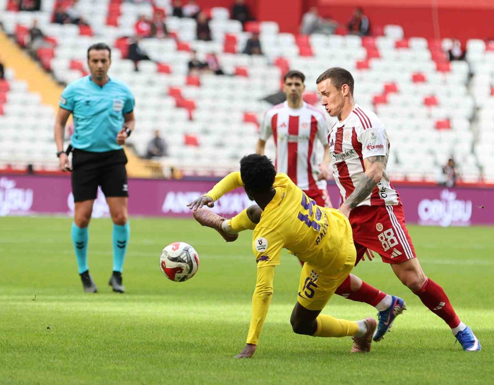 Trendyol Süper Lig: Antalyaspor: 0 - Eyüpspor: 0 (İlk yarı)
