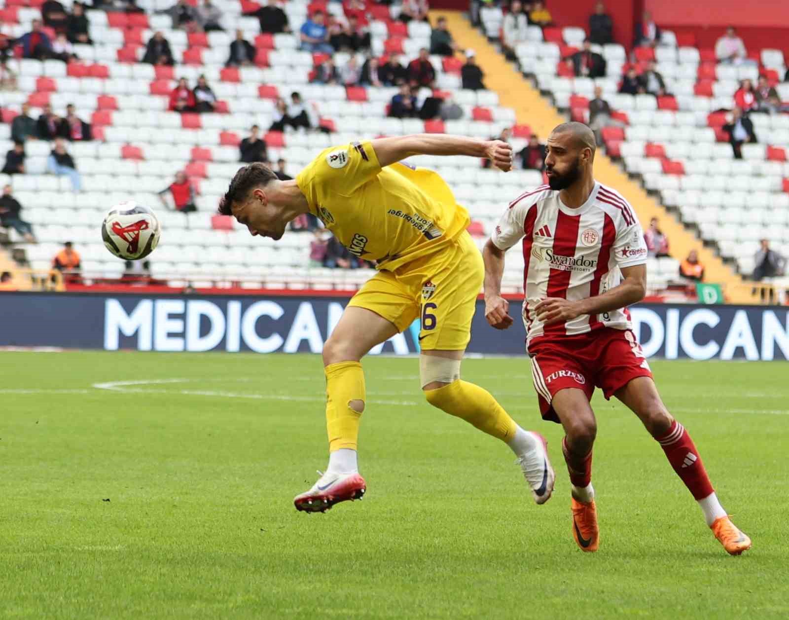 Trendyol Süper Lig: Antalyaspor: 0 - Eyüpspor: 0 (İlk yarı)
