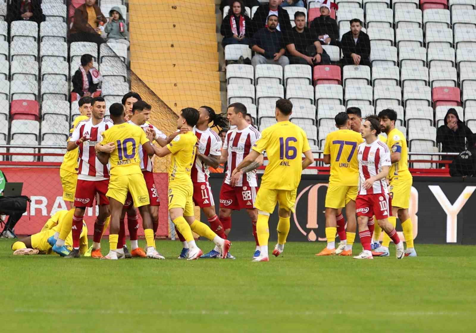 Trendyol Süper Lig: Antalyaspor: 0 - Eyüpspor: 0 (İlk yarı)
