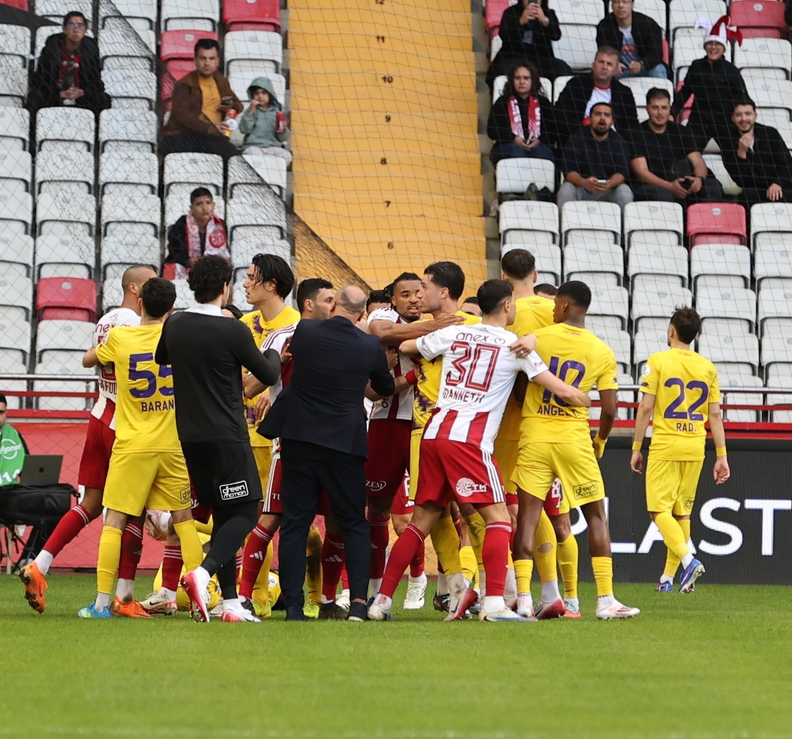 Trendyol Süper Lig: Antalyaspor: 0 - Eyüpspor: 0 (İlk yarı)
