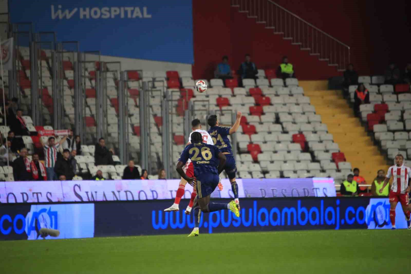 Trendyol Süper Lig: Antalyaspor: 0 - Fenerbahçe: 0 (Maç devam ediyor)
