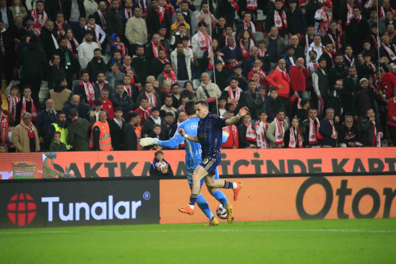 Trendyol Süper Lig: Antalyaspor: 0 - Fenerbahçe: 0 (Maç devam ediyor)
