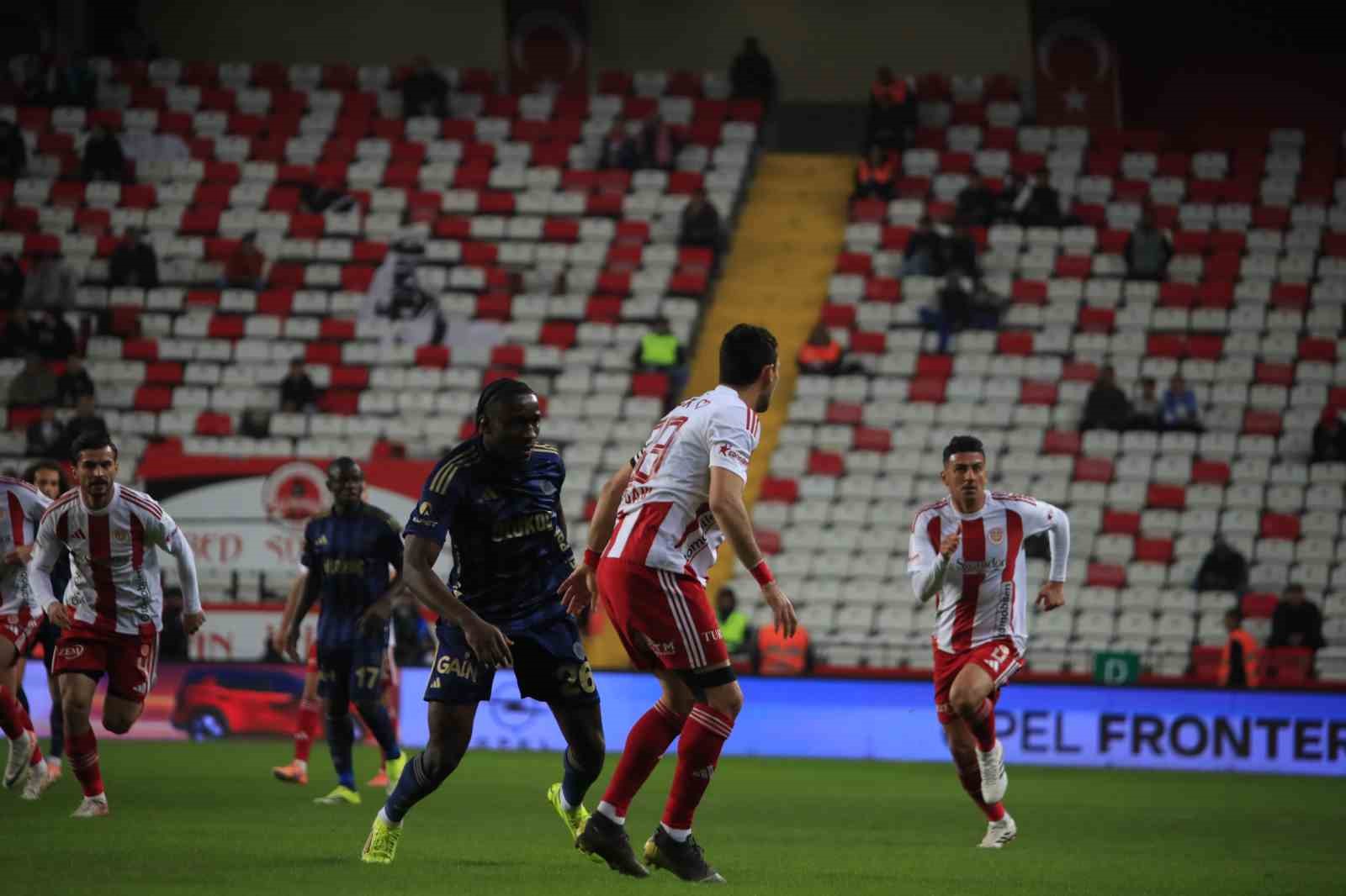 Trendyol Süper Lig: Antalyaspor: 0 - Fenerbahçe: 0 (Maç devam ediyor)
