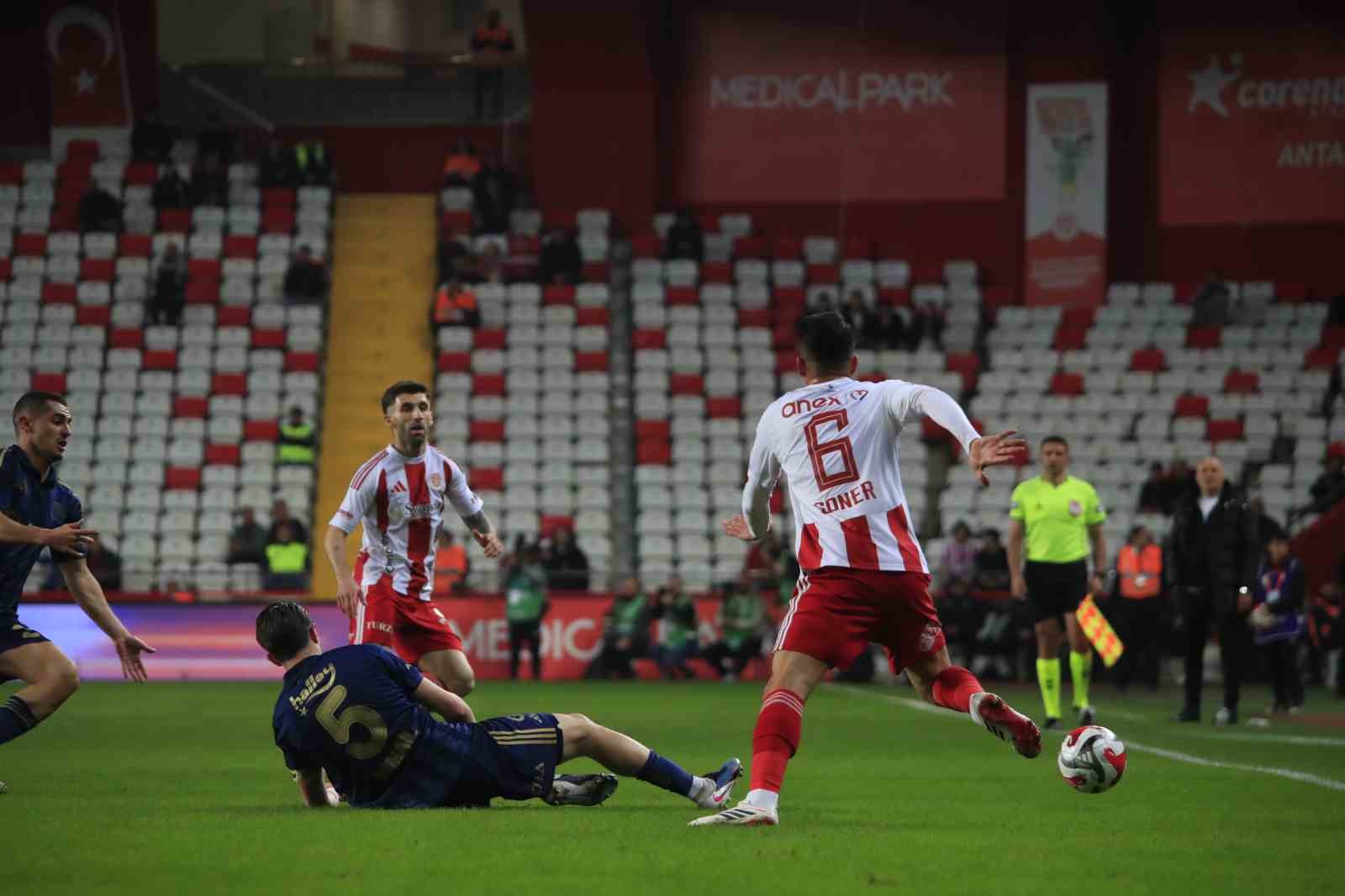 Trendyol Süper Lig: Antalyaspor: 0 - Fenerbahçe: 0 (Maç devam ediyor)
