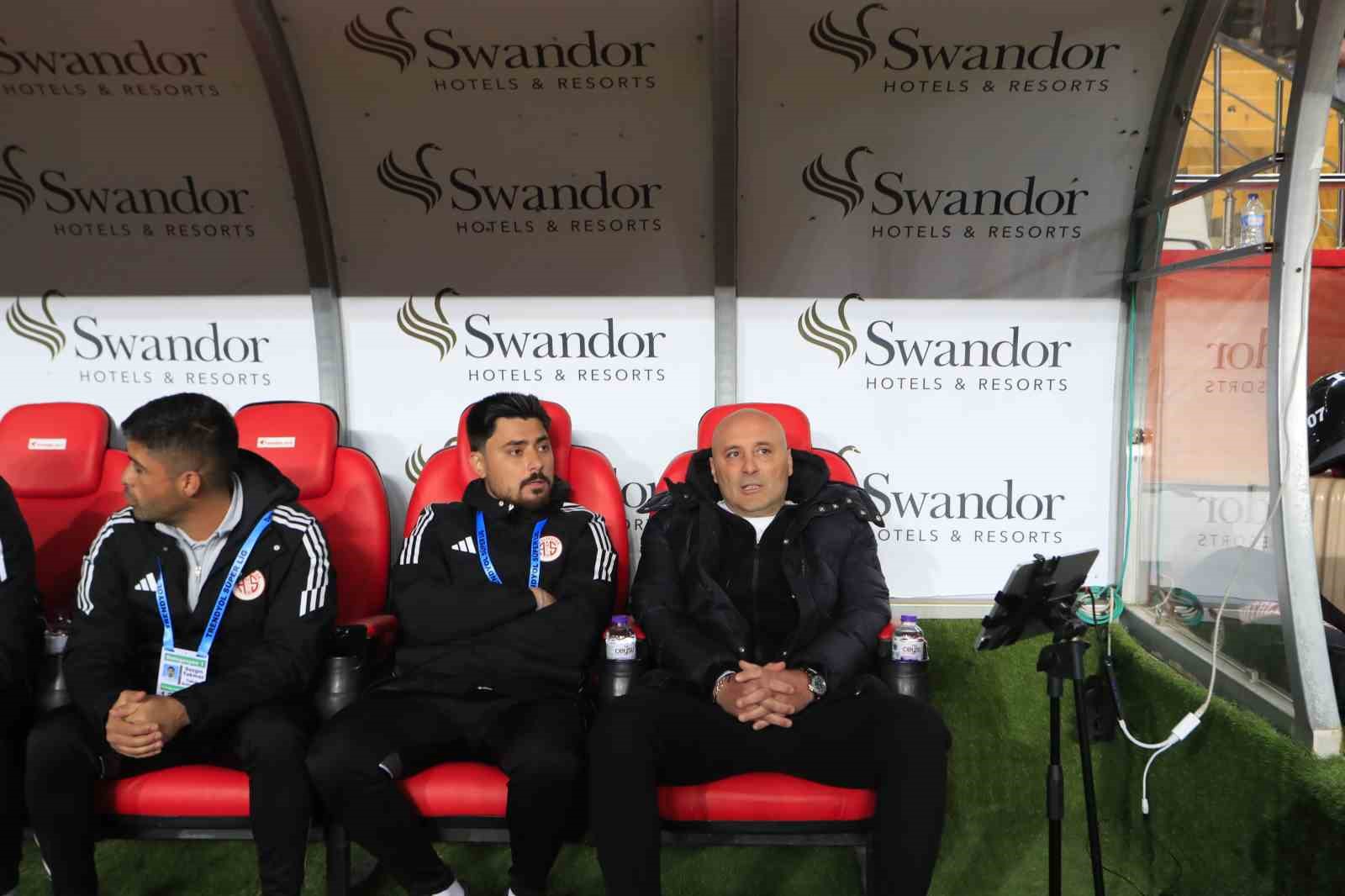 Trendyol Süper Lig: Antalyaspor: 0 - Fenerbahçe: 0 (Maç devam ediyor)
