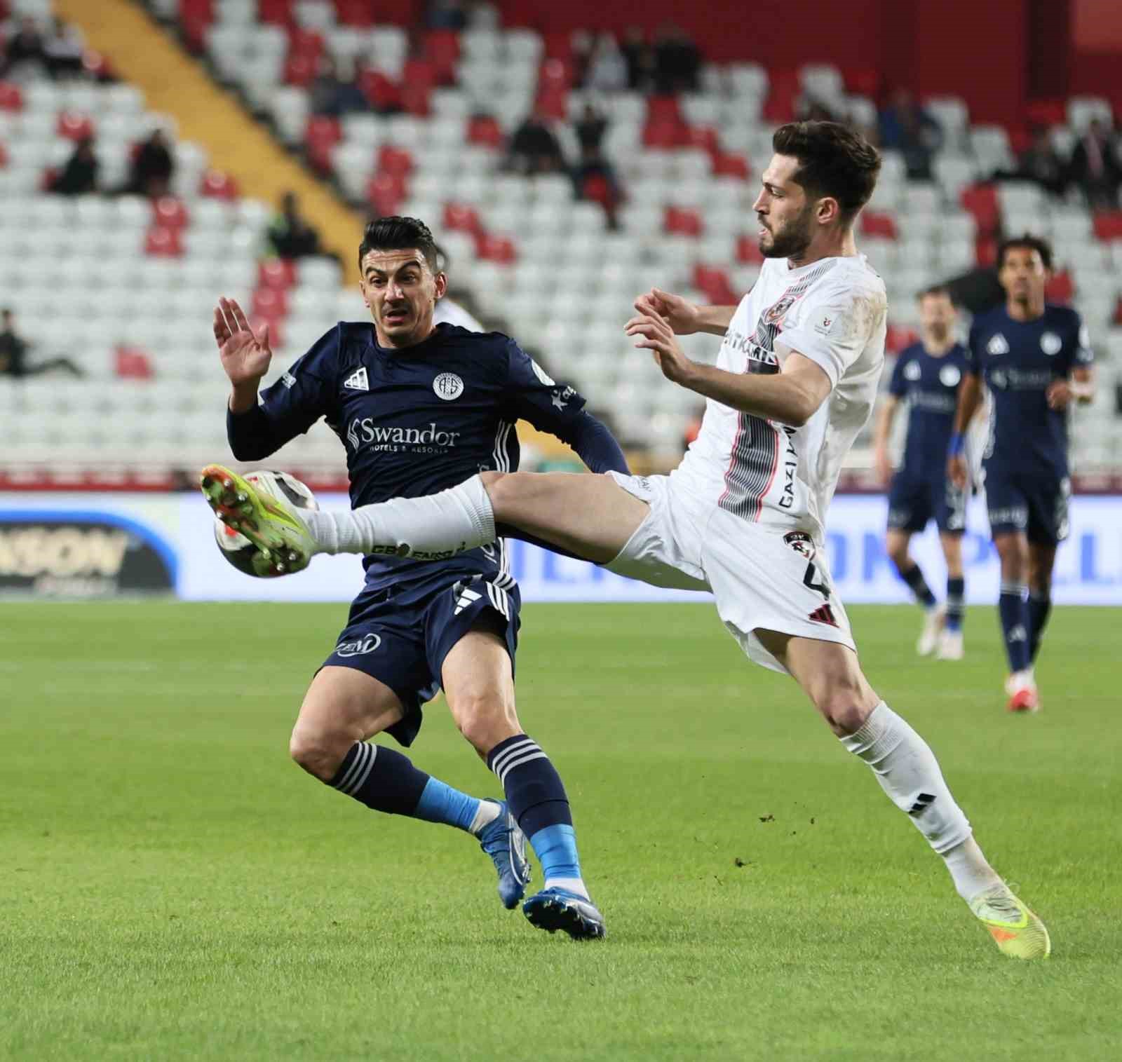 Trendyol Süper Lig: Antalyaspor: 0 - Gaziantep FK: 0 (İlk yarı)
