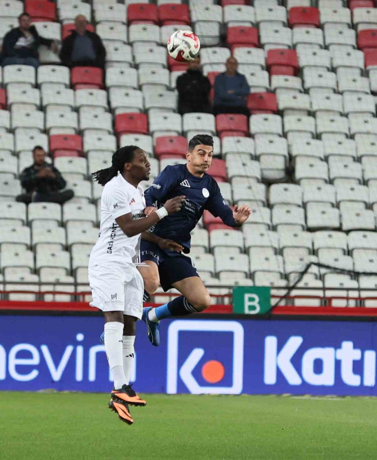 Trendyol Süper Lig: Antalyaspor: 0 - Gaziantep FK: 0 (İlk yarı)
