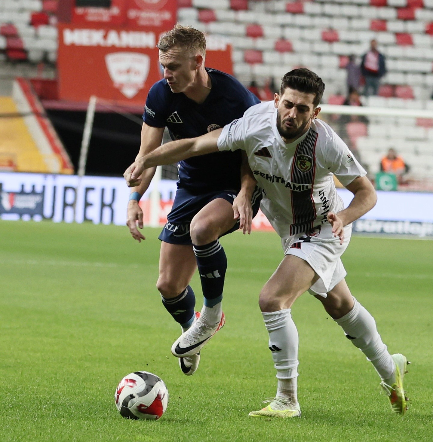 Trendyol Süper Lig: Antalyaspor: 0 - Gaziantep FK: 0 (İlk yarı)
