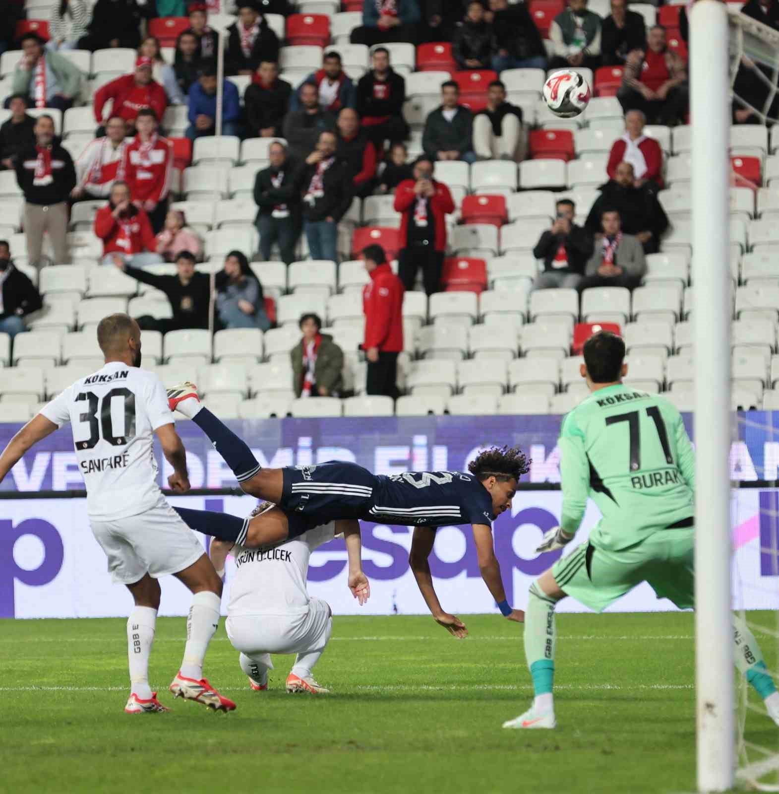 Trendyol Süper Lig: Antalyaspor: 0 - Gaziantep FK: 0 (İlk yarı)
