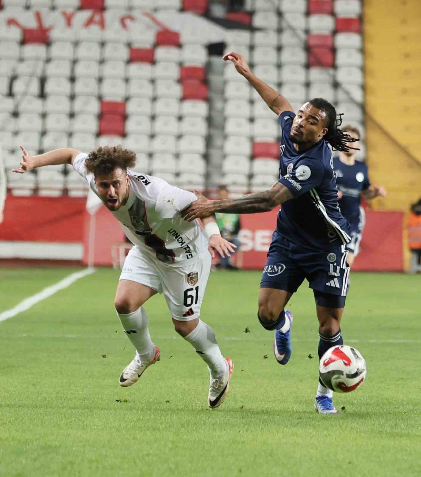 Trendyol Süper Lig: Antalyaspor: 0 - Gaziantep FK: 0 (İlk yarı)
