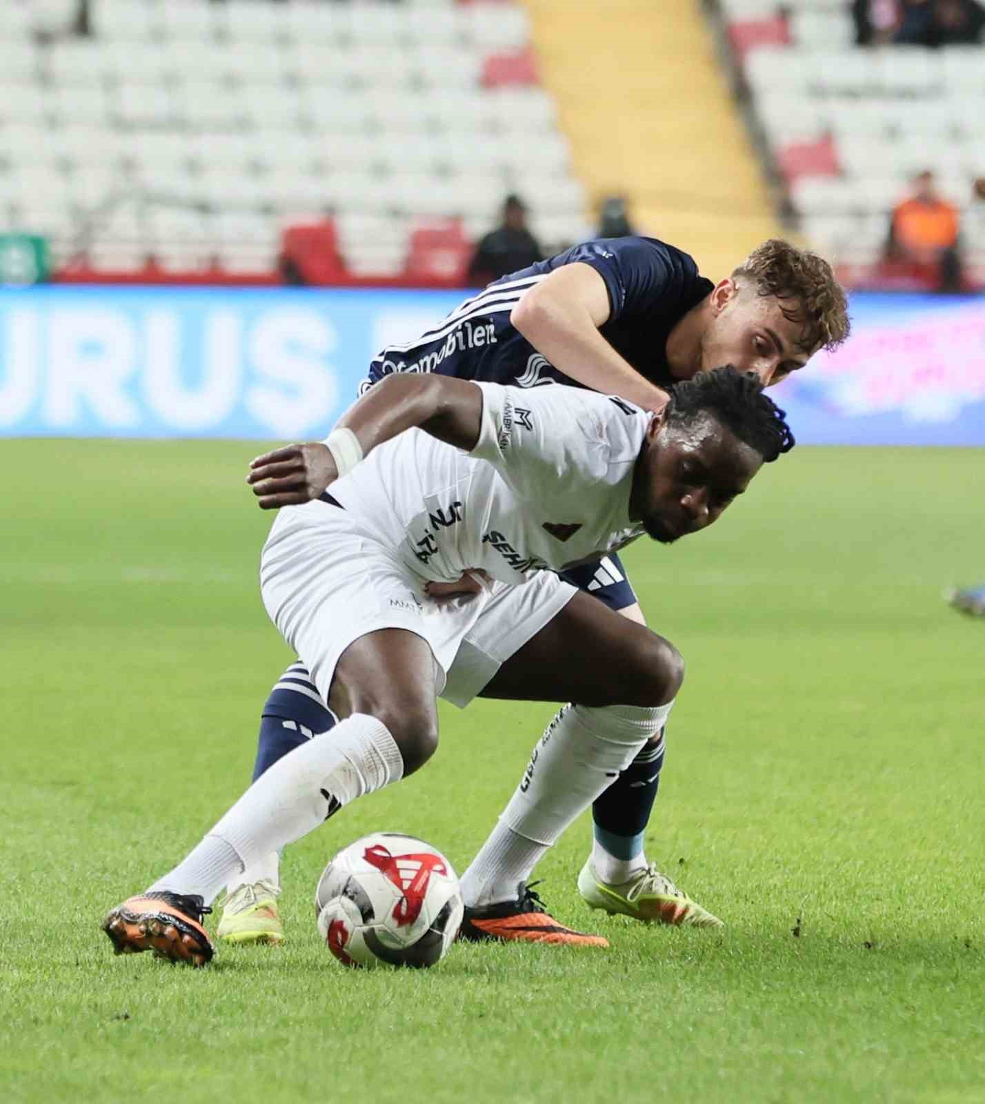 Trendyol Süper Lig: Antalyaspor: 0 - Gaziantep FK: 0 (İlk yarı)
