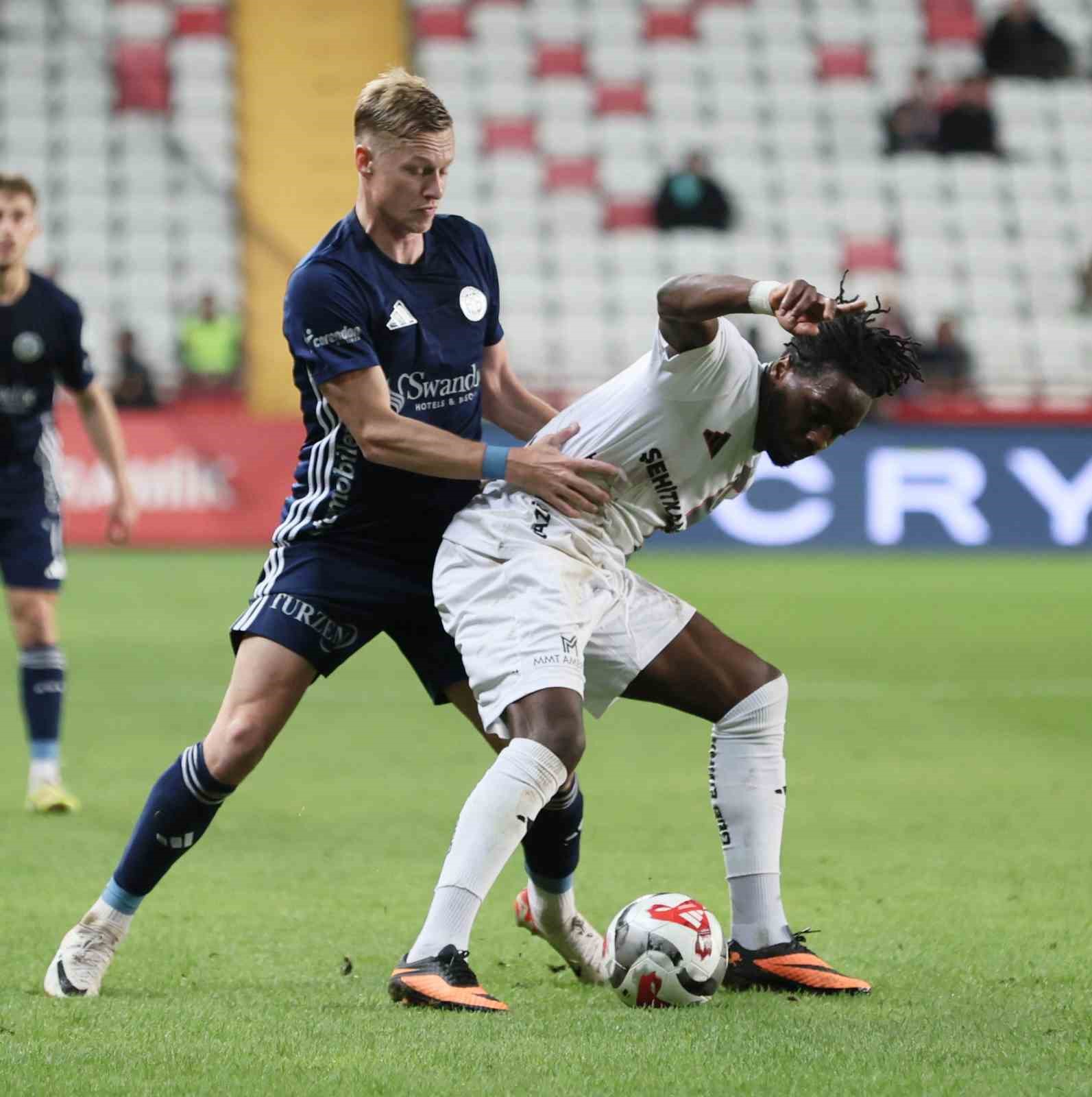Trendyol Süper Lig: Antalyaspor: 0 - Gaziantep FK: 0 (İlk yarı)
