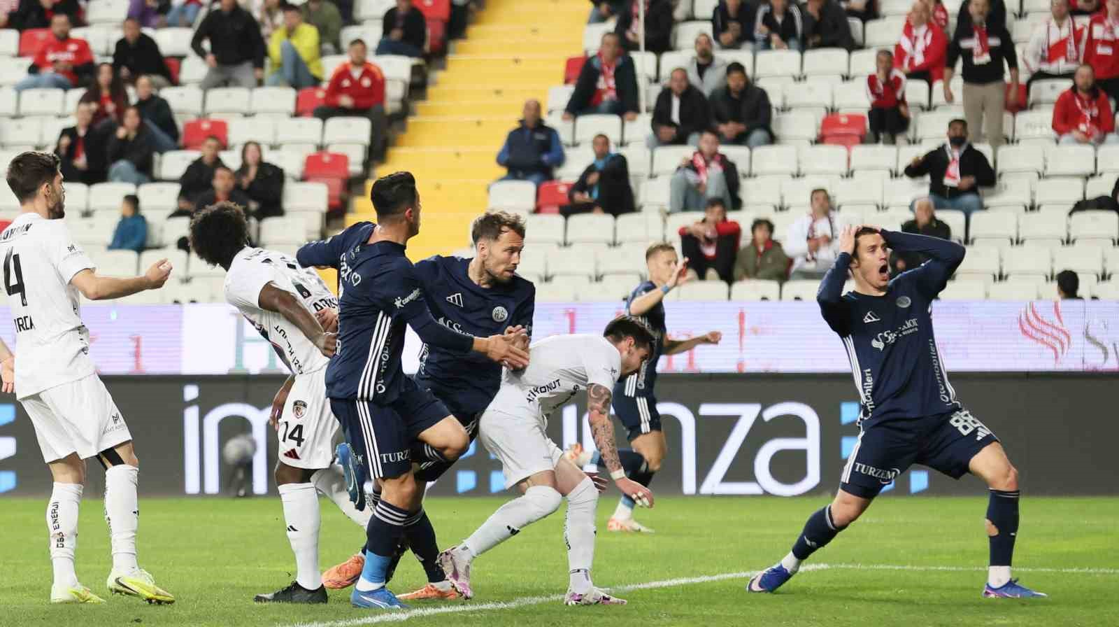 Trendyol Süper Lig: Antalyaspor: 0 - Gaziantep FK: 0 (İlk yarı)
