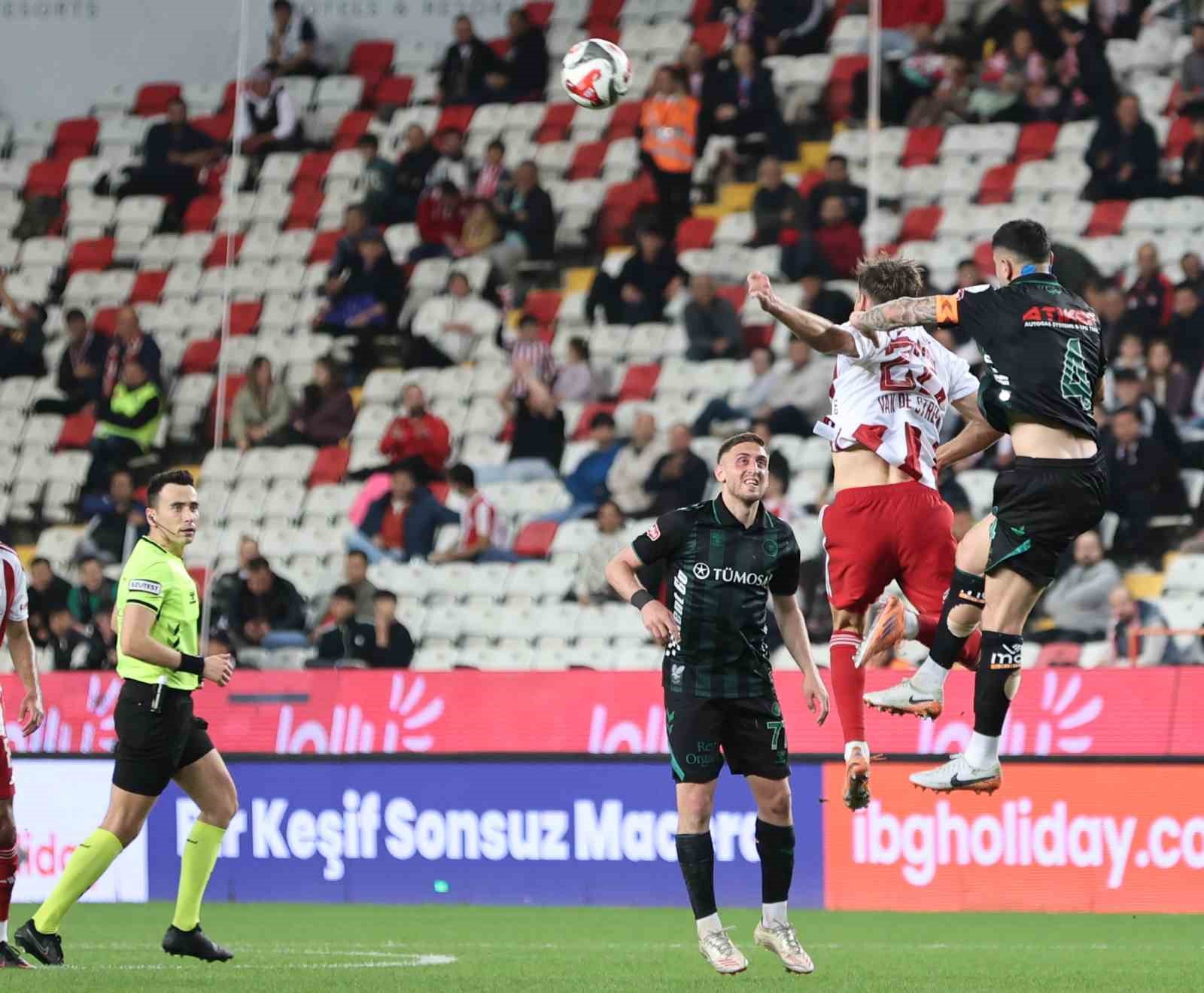 Trendyol Süper Lig: Antalyaspor: 0 - Konyaspor: 0 (İlk yarı)
