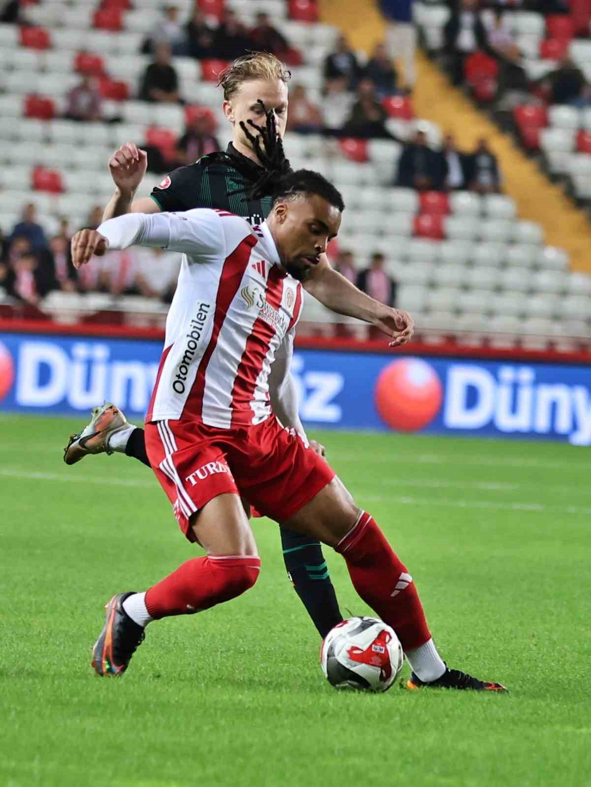 Trendyol Süper Lig: Antalyaspor: 0 - Konyaspor: 0 (İlk yarı)
