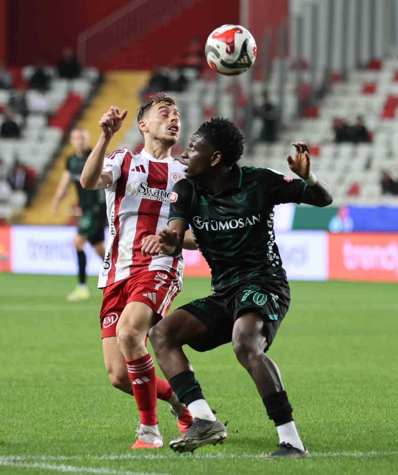 Trendyol Süper Lig: Antalyaspor: 0 - Konyaspor: 0 (İlk yarı)
