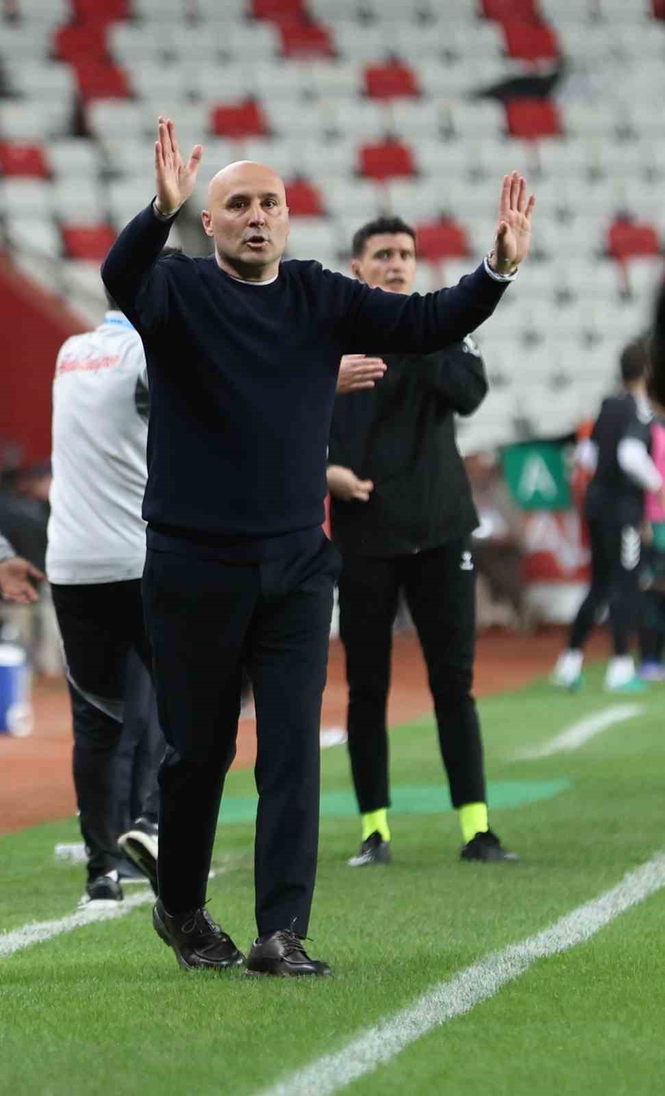 Trendyol Süper Lig: Antalyaspor: 0 - Konyaspor: 0 (İlk yarı)
