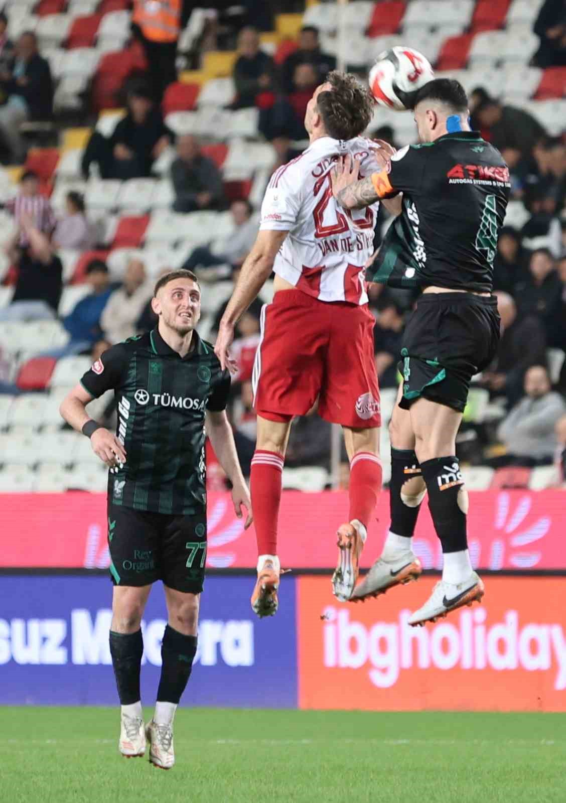 Trendyol Süper Lig: Antalyaspor: 0 - Konyaspor: 0 (İlk yarı)
