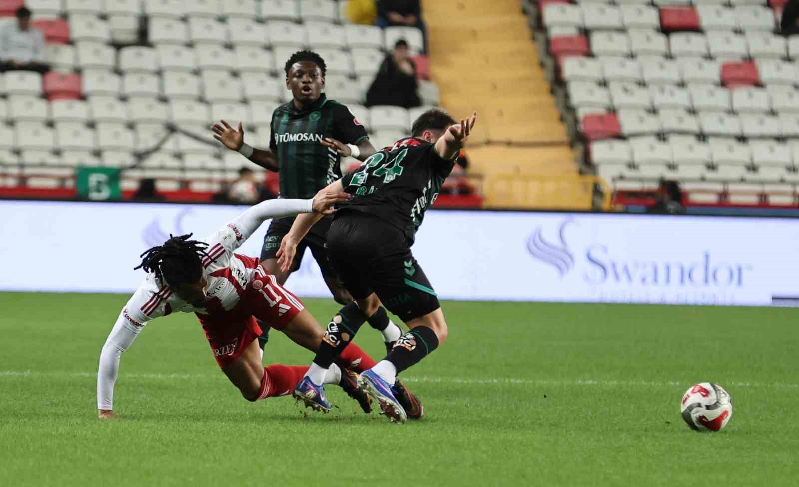 Trendyol Süper Lig: Antalyaspor: 0 - Konyaspor: 0 (İlk yarı)
