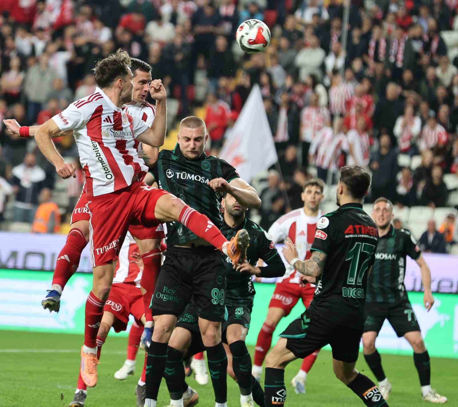 Trendyol Süper Lig: Antalyaspor: 0 - Konyaspor: 0 (İlk yarı)
