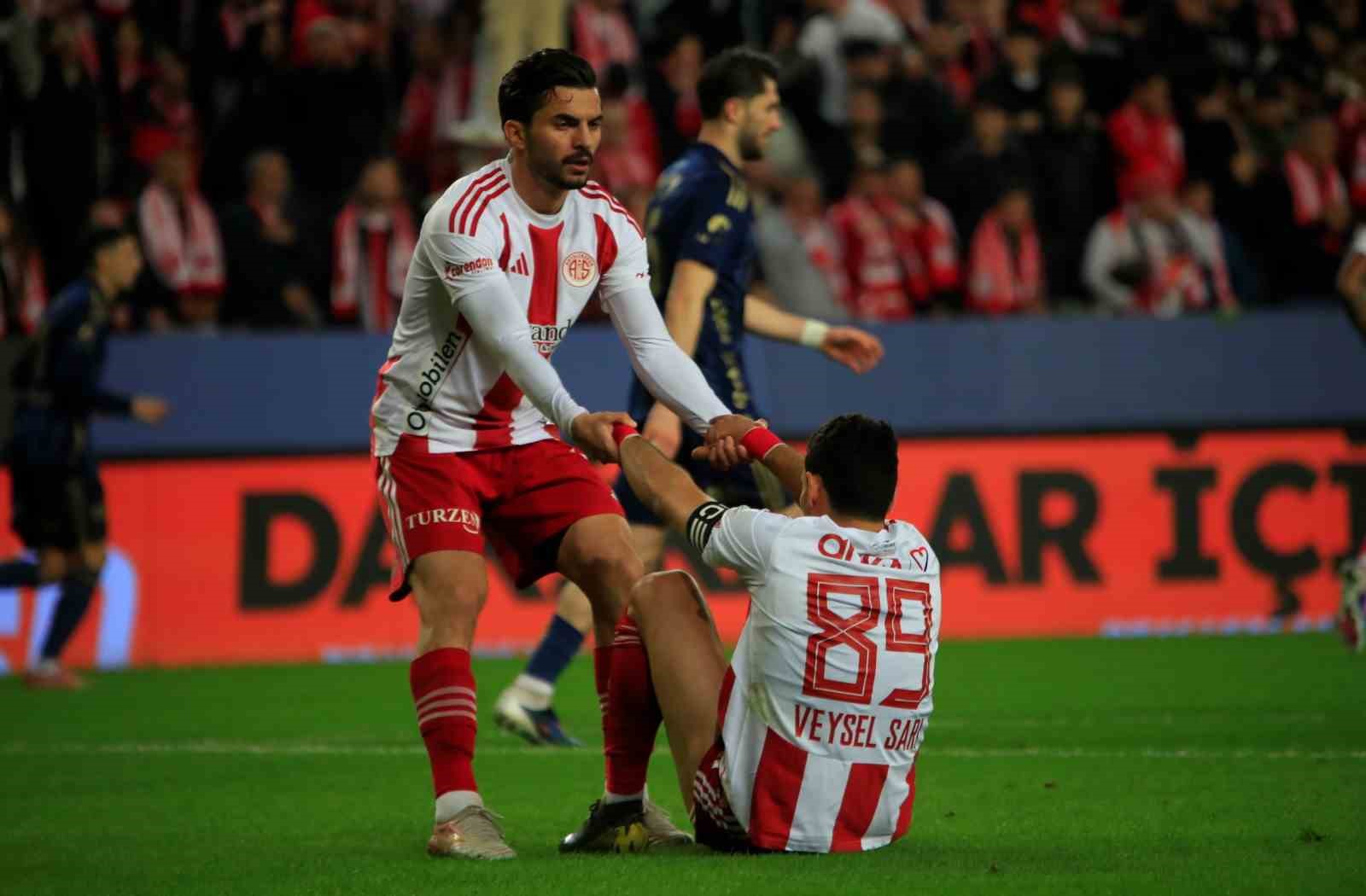 Trendyol Süper Lig: Antalyaspor: 1 - Fenerbahçe: 0 (İlk yarı)
Trendyol Süper Lig: Antalyaspor: 1 - Fenerbahçe: 0 (İlk yarı)