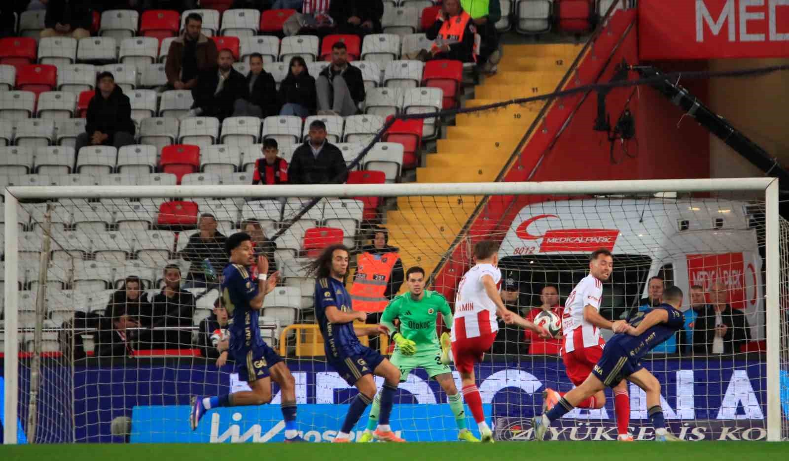 Trendyol Süper Lig: Antalyaspor: 1 - Fenerbahçe: 0 (İlk yarı)
Trendyol Süper Lig: Antalyaspor: 1 - Fenerbahçe: 0 (İlk yarı)