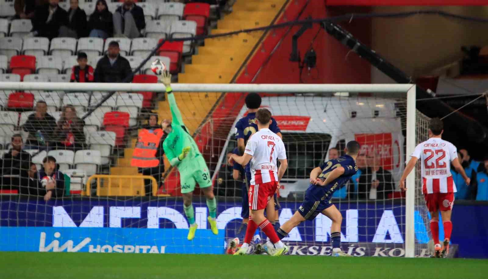 Trendyol Süper Lig: Antalyaspor: 1 - Fenerbahçe: 0 (İlk yarı)
Trendyol Süper Lig: Antalyaspor: 1 - Fenerbahçe: 0 (İlk yarı)