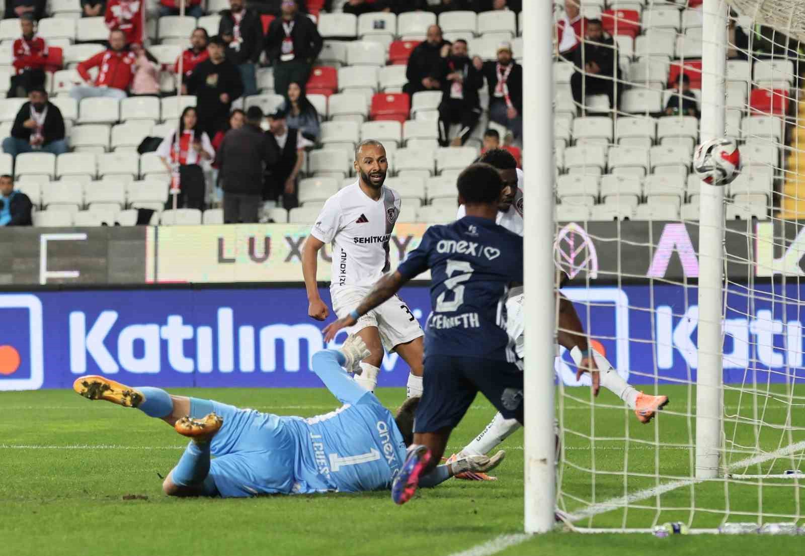 Trendyol Süper Lig: Antalyaspor: 1 - Gaziantep FK: 4 (Maç sonucu)
