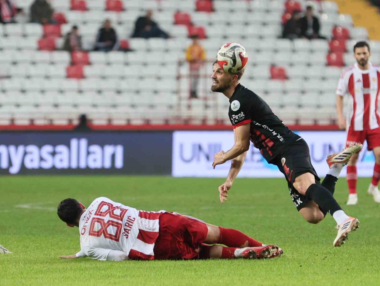 Trendyol Süper Lig: Antalyaspor: 1 - Gençlerbirliği: 1 (İlk yarı)
