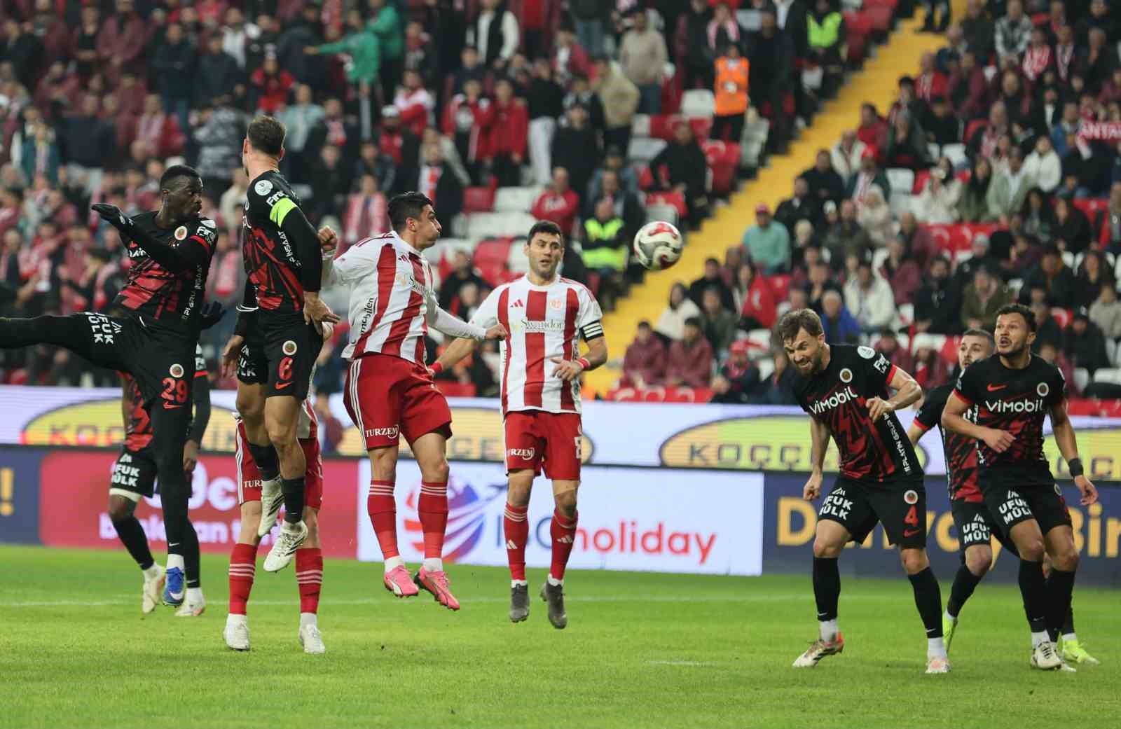 Trendyol Süper Lig: Antalyaspor: 1 - Gençlerbirliği: 1 (İlk yarı)
