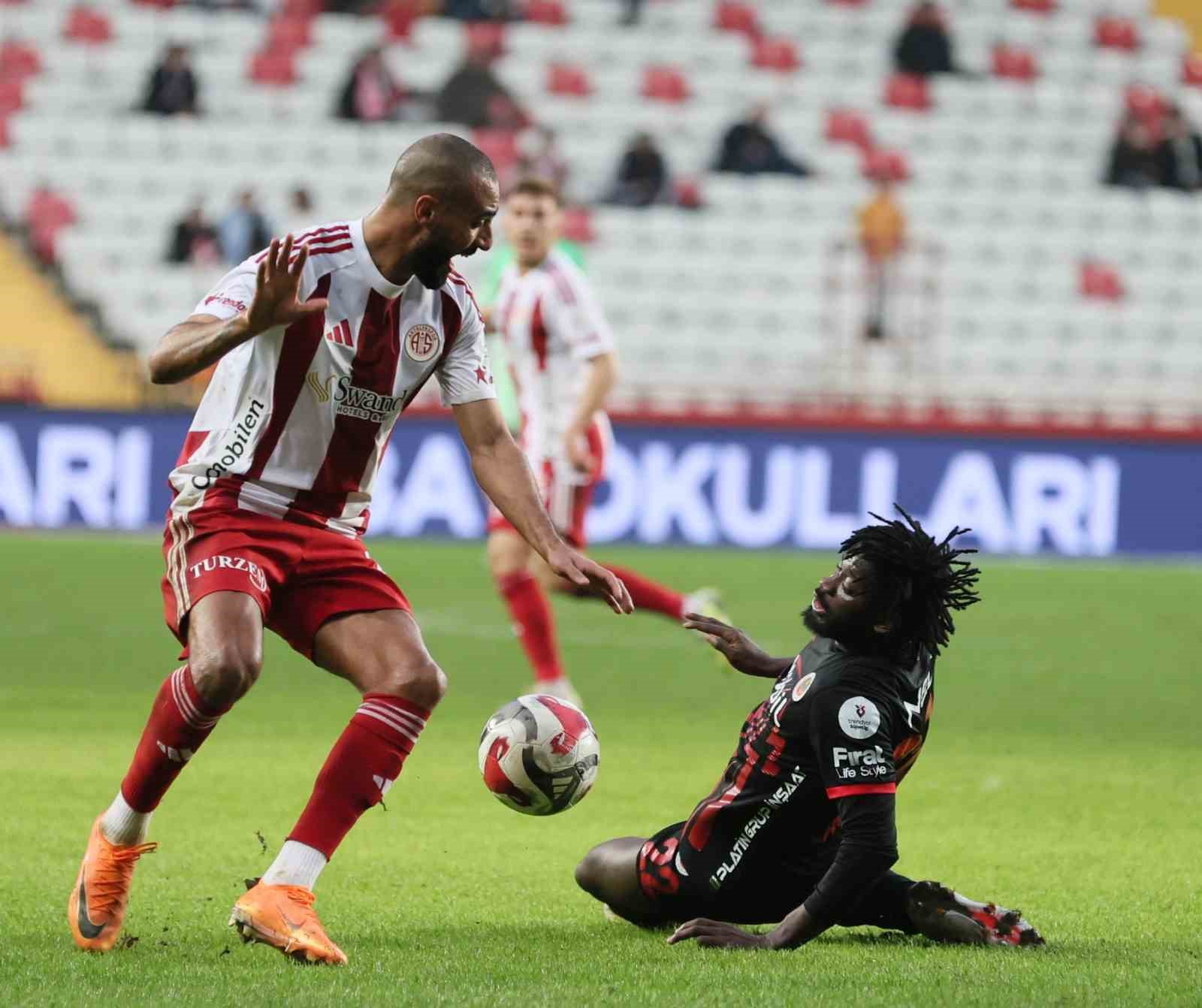 Trendyol Süper Lig: Antalyaspor: 1 - Gençlerbirliği: 1 (İlk yarı)
