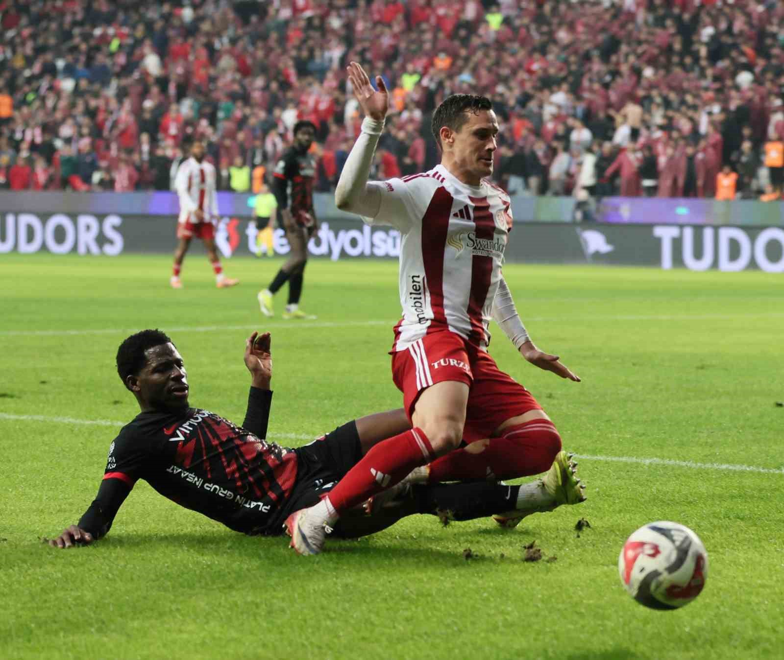 Trendyol Süper Lig: Antalyaspor: 1 - Gençlerbirliği: 1 (İlk yarı)
