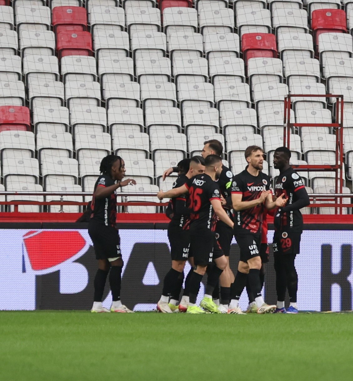 Trendyol Süper Lig: Antalyaspor: 1 - Gençlerbirliği: 1 (İlk yarı)
