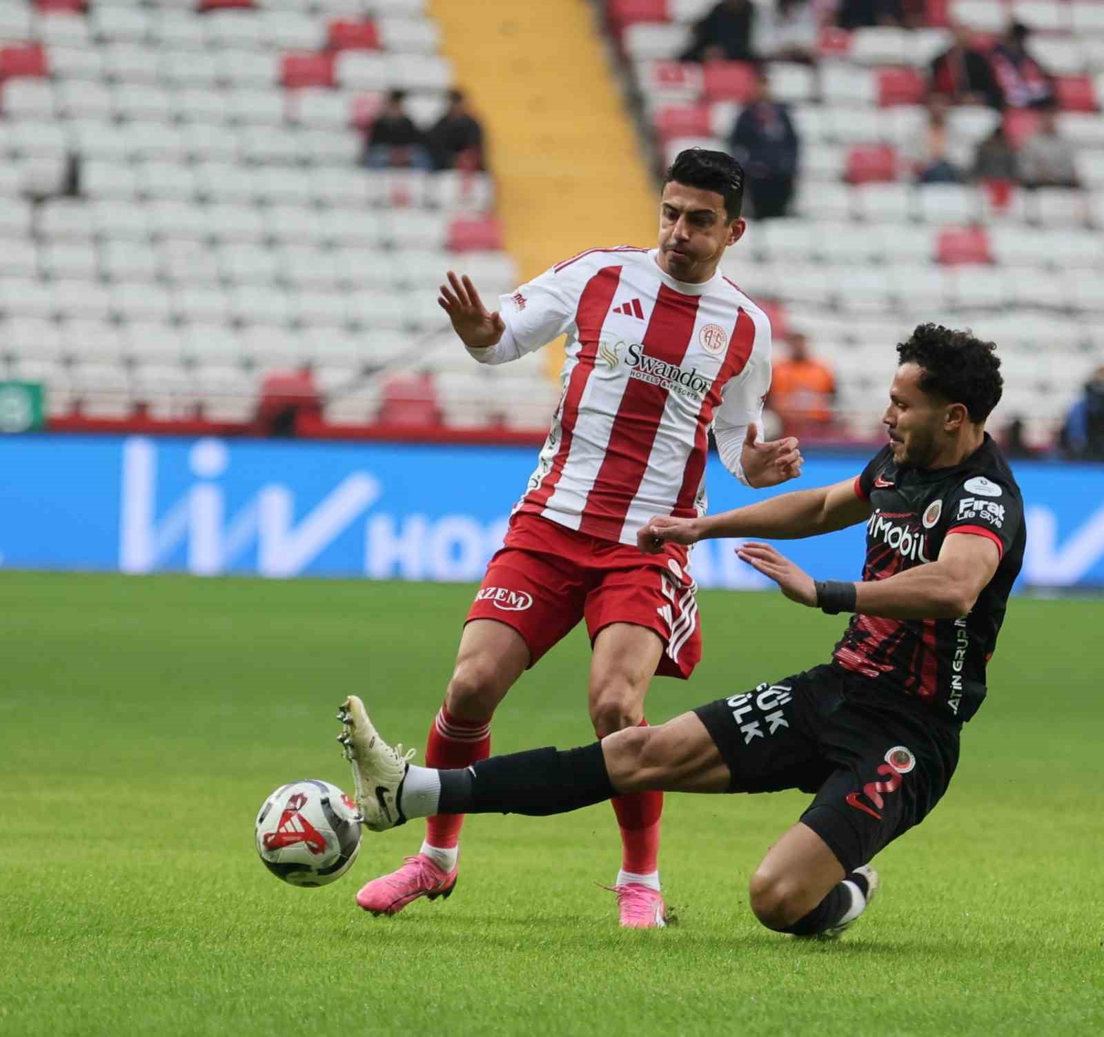 Trendyol Süper Lig: Antalyaspor: 1 - Gençlerbirliği: 1 (İlk yarı)
