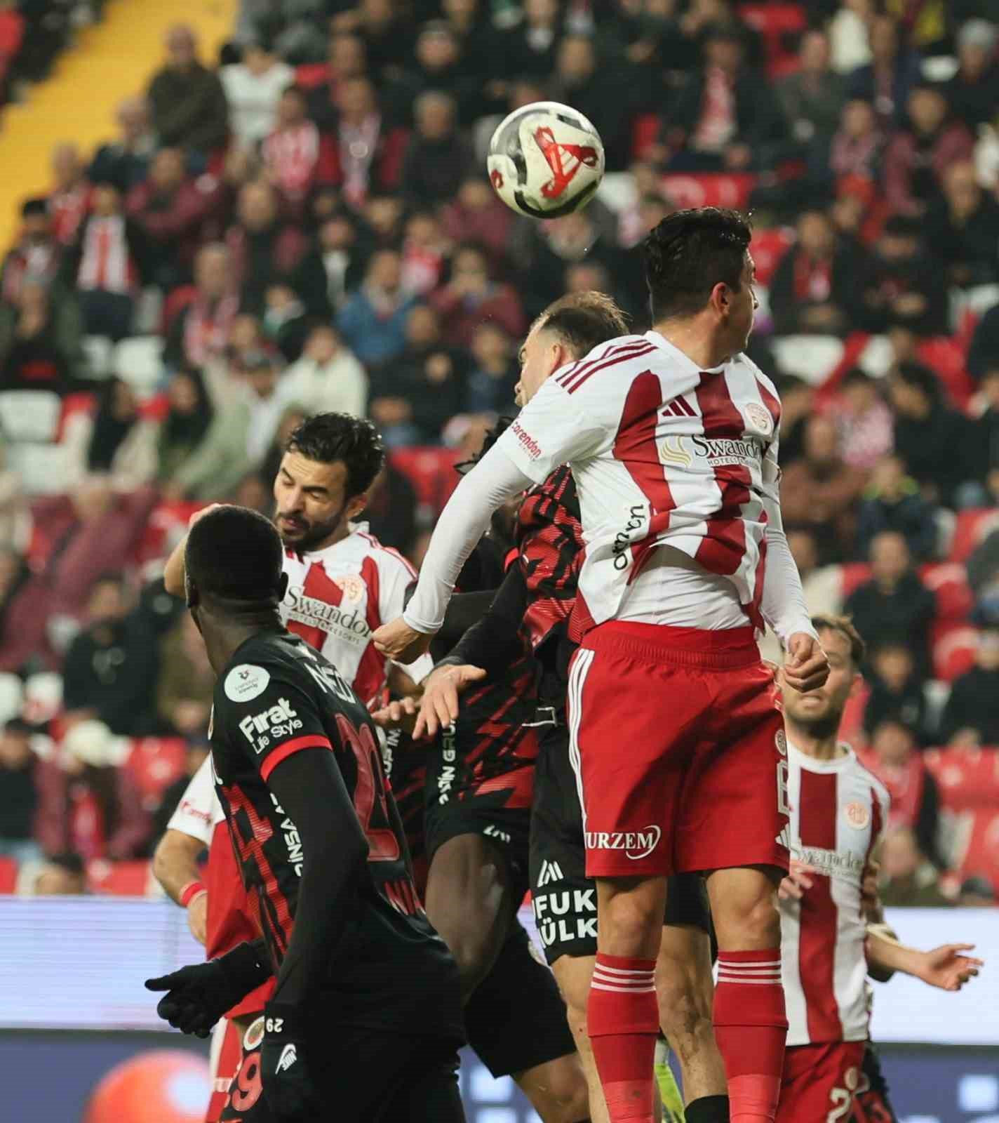 Trendyol Süper Lig: Antalyaspor: 1 - Gençlerbirliği: 1 (İlk yarı)
