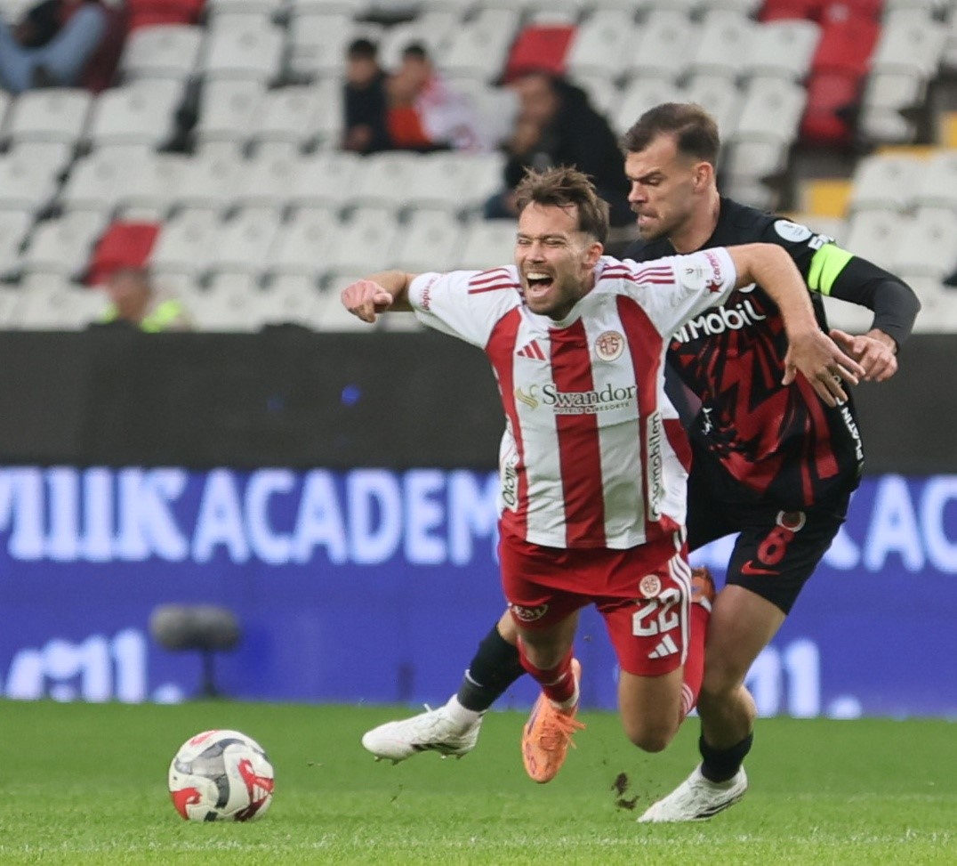 Trendyol Süper Lig: Antalyaspor: 1 - Gençlerbirliği: 1 (İlk yarı)
