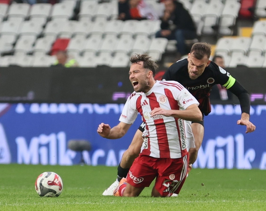 Trendyol Süper Lig: Antalyaspor: 1 - Gençlerbirliği: 1 (İlk yarı)
