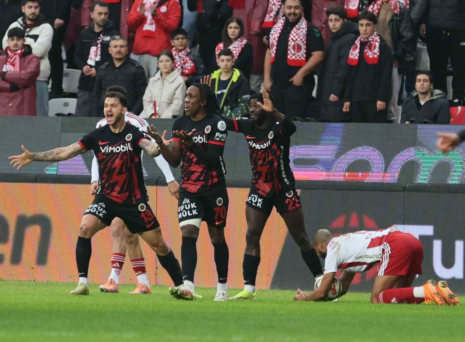 Trendyol Süper Lig: Antalyaspor: 1 - Gençlerbirliği: 1 (İlk yarı)
