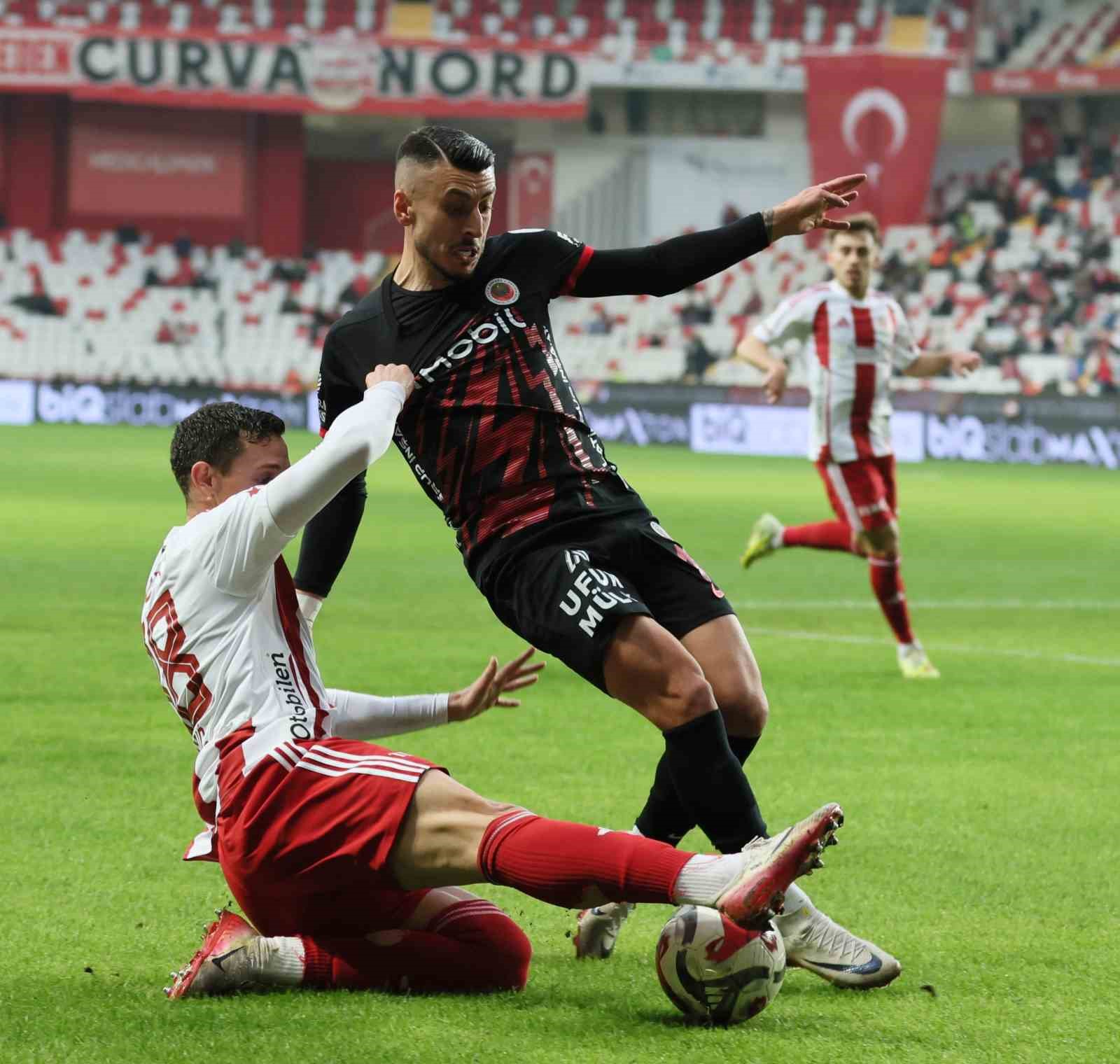 Trendyol Süper Lig: Antalyaspor: 1 - Gençlerbirliği: 1 (İlk yarı)
