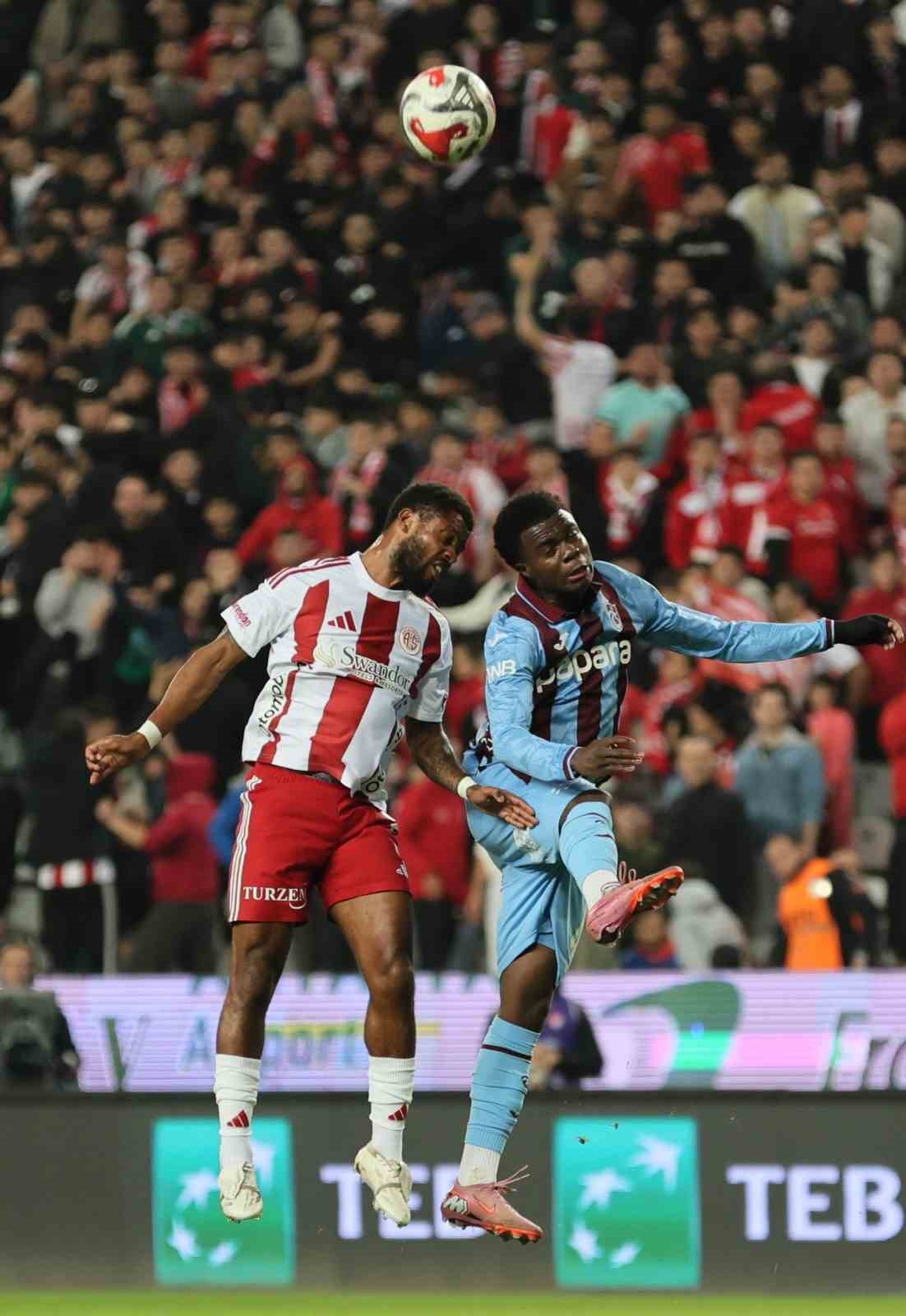 Trendyol Süper Lig: Antalyaspor: 1 - Trabzonspor: 0 (İlk yarı)
