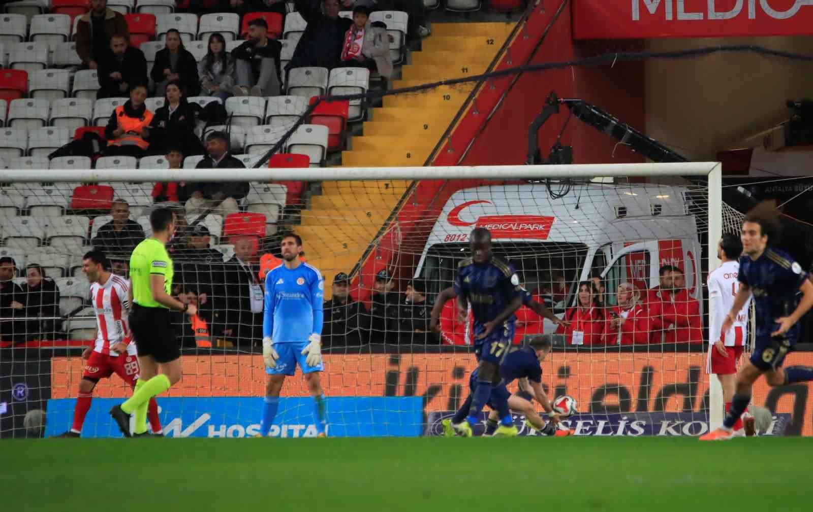 Trendyol Süper Lig: Antalyaspor: 2 - Fenerbahçe: 2 (Maç sonucu)
