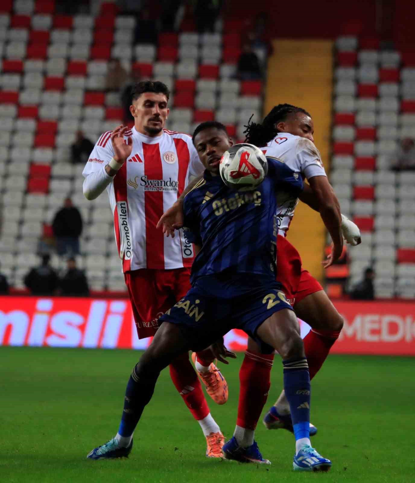 Trendyol Süper Lig: Antalyaspor: 2 - Fenerbahçe: 2 (Maç sonucu)
