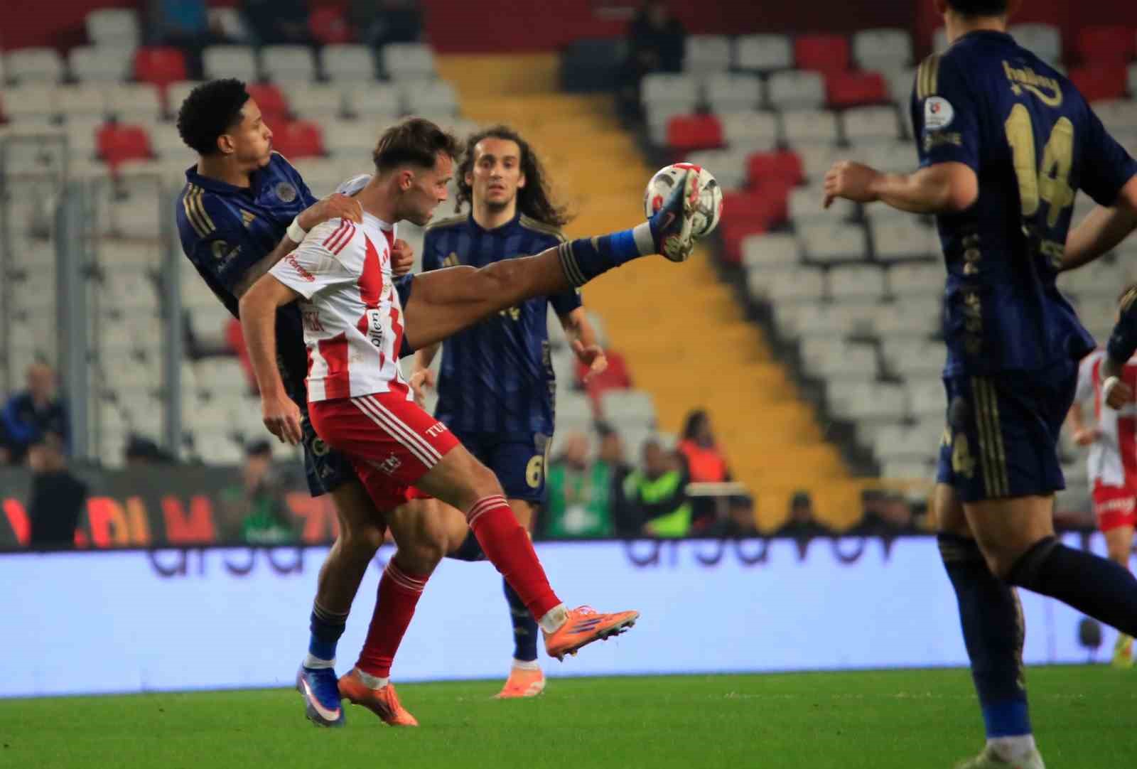 Trendyol Süper Lig: Antalyaspor: 2 - Fenerbahçe: 2 (Maç sonucu)

