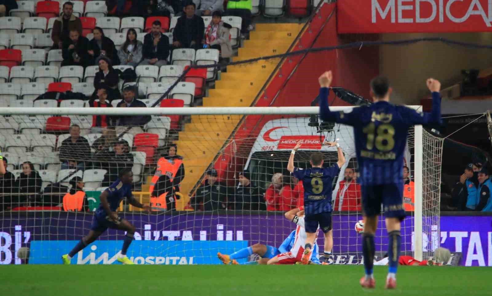 Trendyol Süper Lig: Antalyaspor: 2 - Fenerbahçe: 2 (Maç sonucu)
