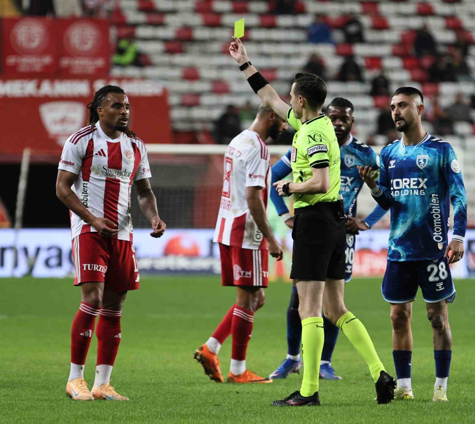 Trendyol Süper Lig: Antalyaspor: 2 - Samsunspor: 0 (İlk yarı)
