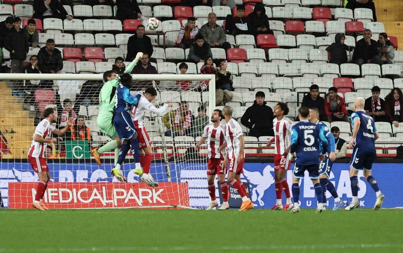 Trendyol Süper Lig: Antalyaspor: 2 - Samsunspor: 0 (İlk yarı)
