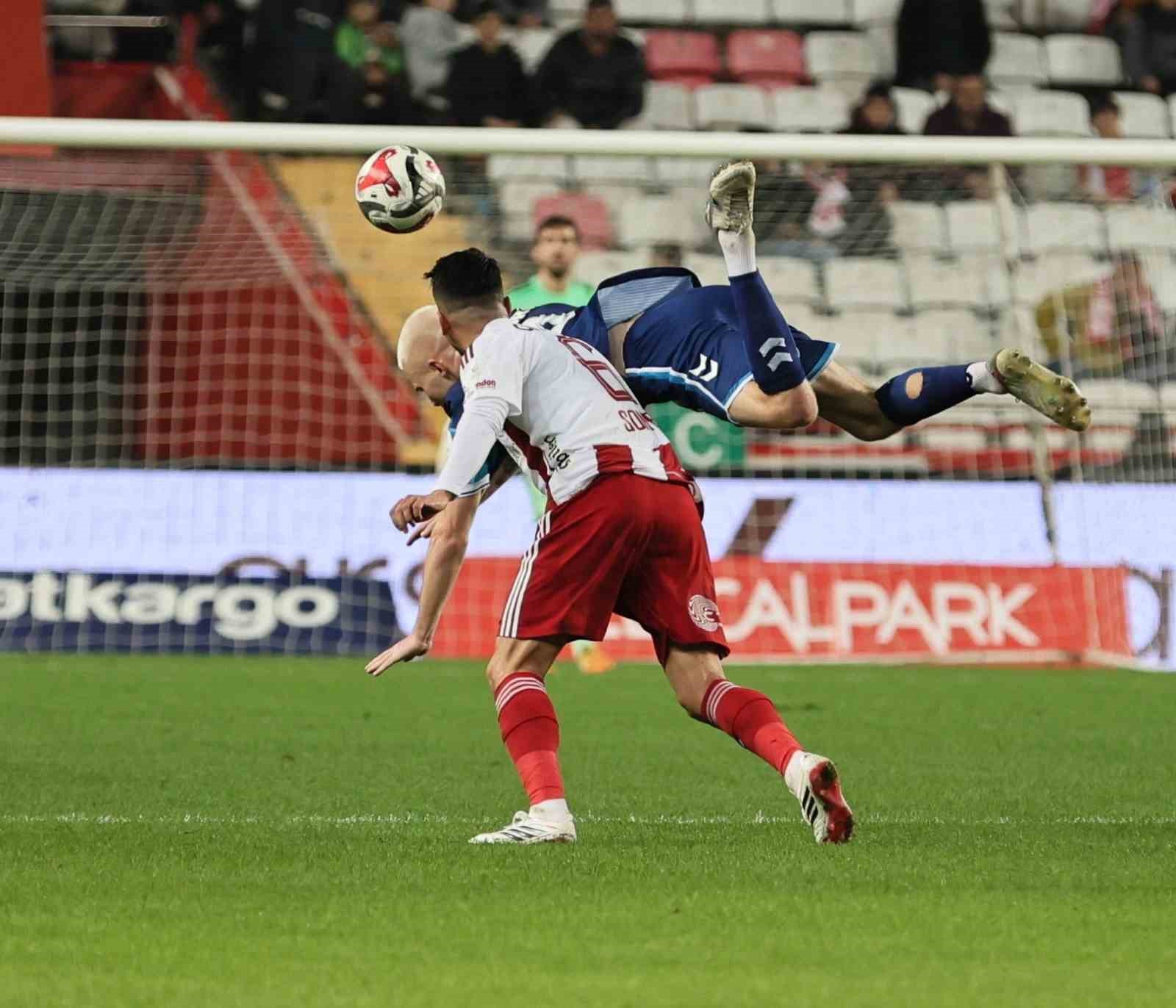 Trendyol Süper Lig: Antalyaspor: 2 - Samsunspor: 0 (İlk yarı)
